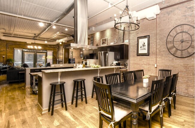Comedor con cocina y sala de estar detrás - 635 W Lakeside Ave