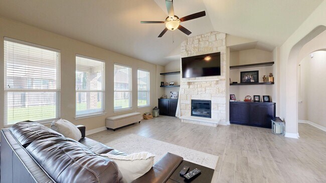 Foto del edificio - Spacious 4-bedroom, 2.5 bath, 3 car garage...