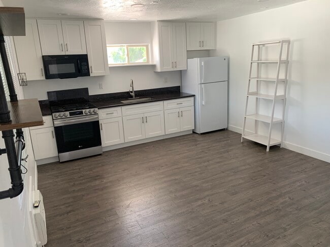Kitchen - 390 Oak Ave