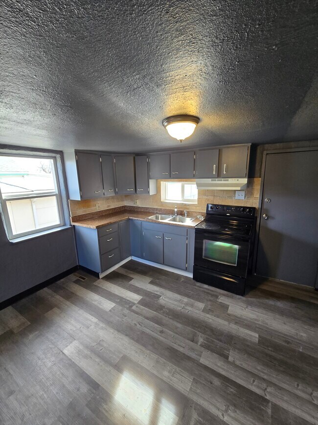 Building Photo - 1320 E Ash St