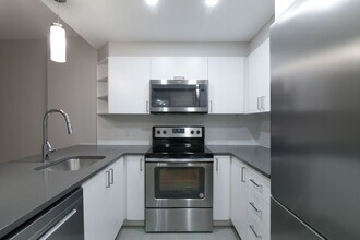 Building Photo - 4555 Av. Bonavista