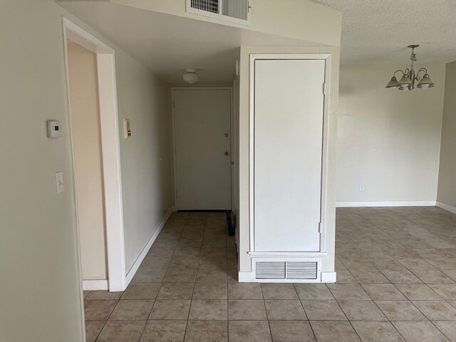 Entry - 14970 Victory Blvd