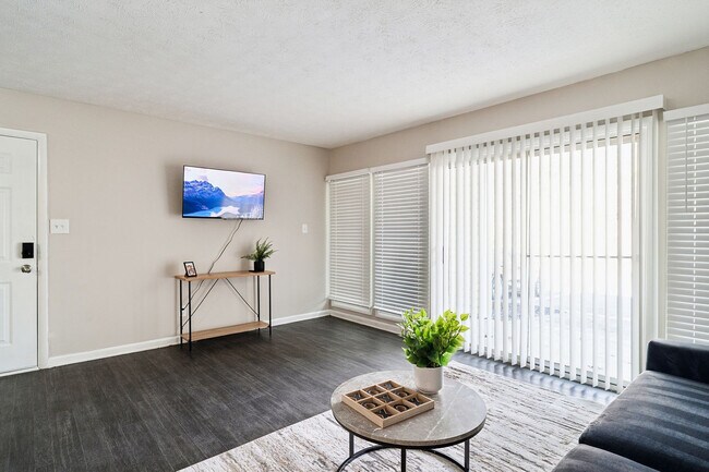 Building Photo - 4001 Lakemont Dr