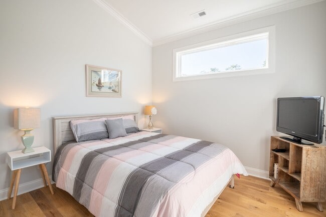 Building Photo - PREMIERE FURNISHED OFF-SEASON SHORT TERM R...