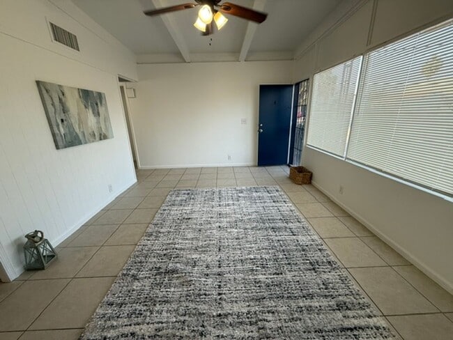 Building Photo - 2 Bed 1 Bath Spacious Apartment