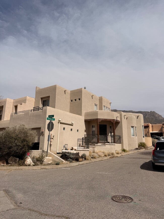 Building Photo - 912 San Pedro Dr SE