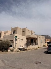 Building Photo - 912 San Pedro Dr SE
