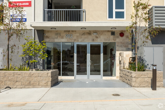 Building Photo - 983 Dewey Ave