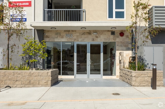 Foto del edificio - 983 Dewey Ave
