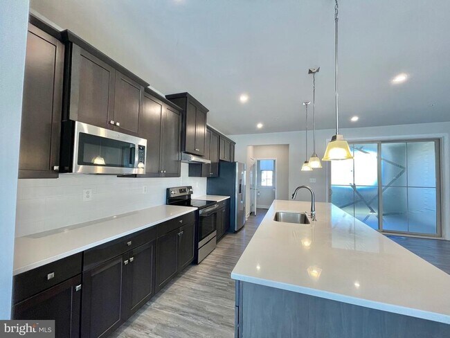 Building Photo - 8609 Shady Pines Dr