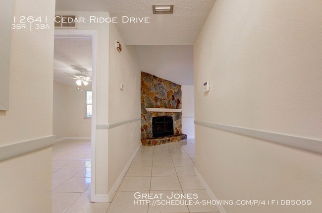Foto del edificio - 12641 Cedar Ridge Dr