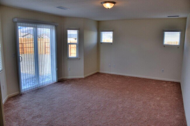 Foto del edificio - Beautiful Riverpark Home With All Appliances And PET FRIENDLY!