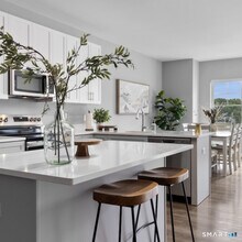 Building Photo - 52 Maple St