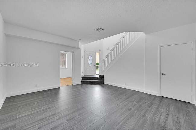 Foto del edificio - 11201 Lakeview Dr