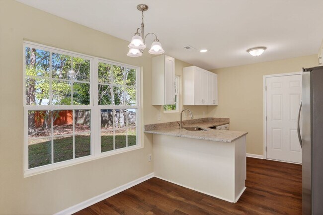 Foto del edificio - 713 Emerald Ct