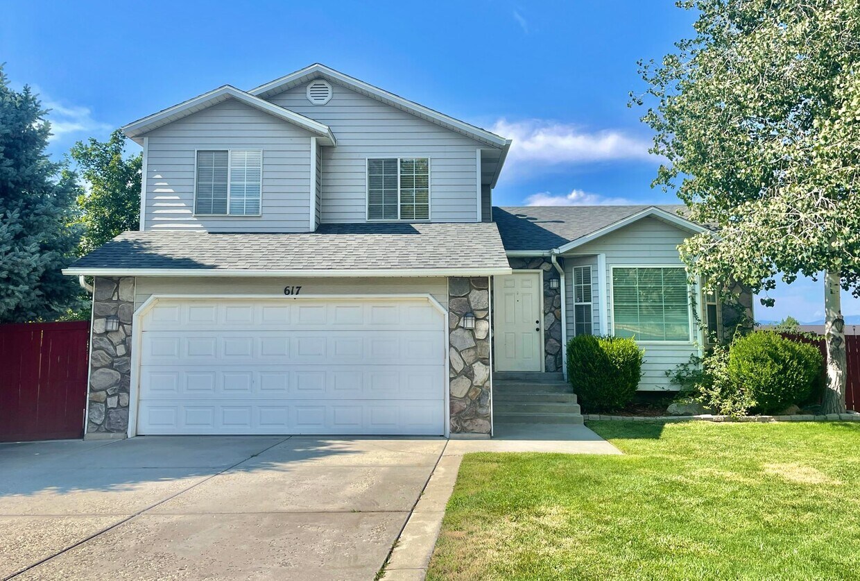 Primary Photo - Lovely Sandy Home in Well Kept Neighborhood!