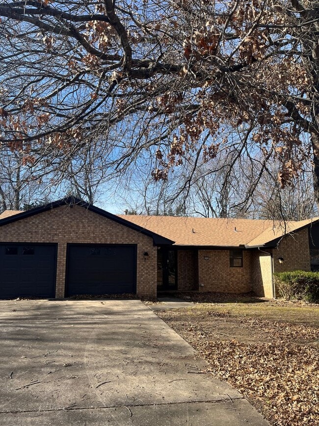 Building Photo - 3 bedroom 2 bath in tucked away neighborhood