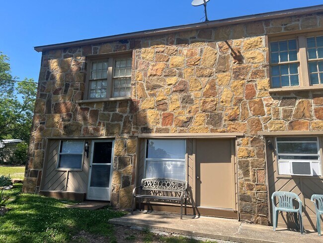 Foto del edificio - charming, convenient, and cozy downstairs studio