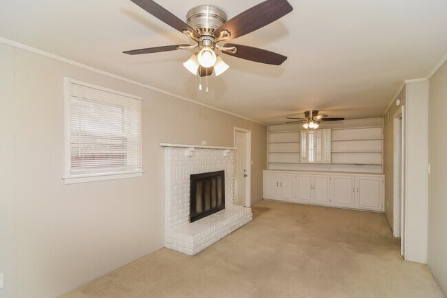 Building Photo - Spacious 4 Bedroom with Large Backyard!
