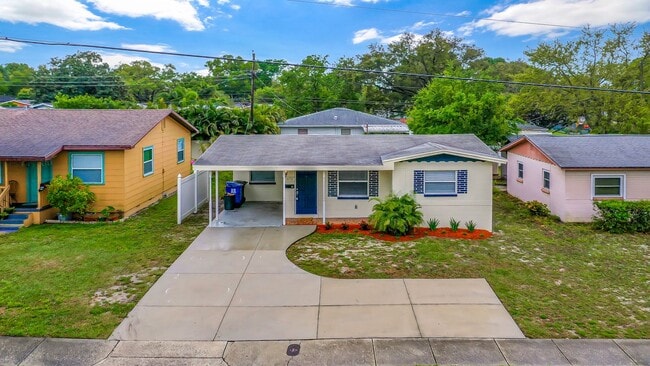 Foto del edificio - Available Now! Charming 3-Bedroom Home with Fenced Backyard in St. Petersburg!
