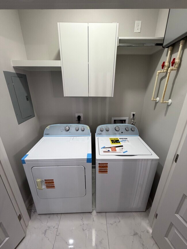 Foto del edificio - 1004 W 8th St