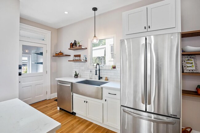 Foto del edificio - 329 E Jenkins Ave