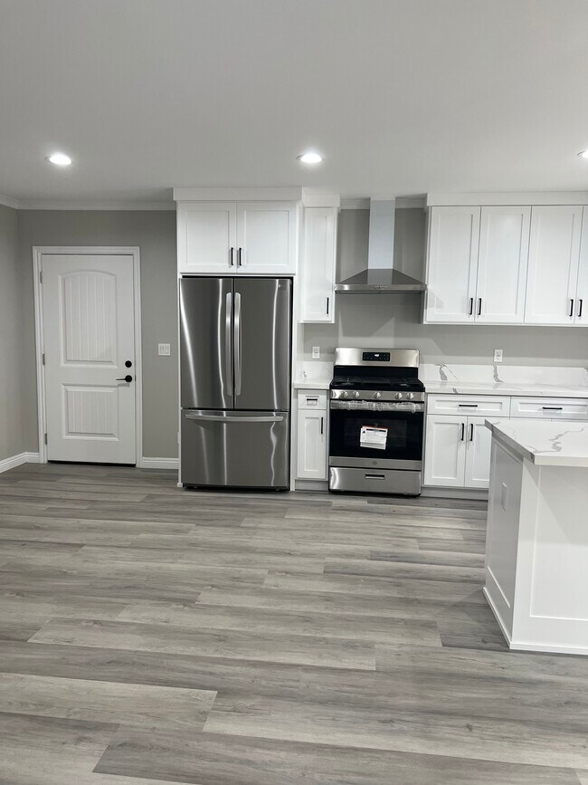 Building Photo - 808 E La Deney Ct