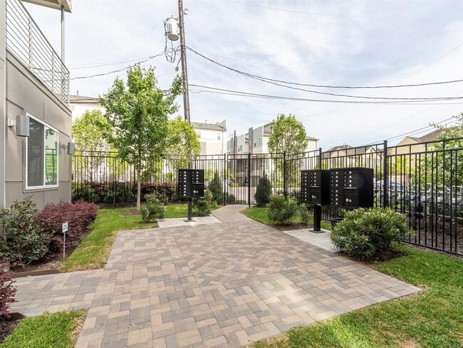 Building Photo - 310 Jensen Dr