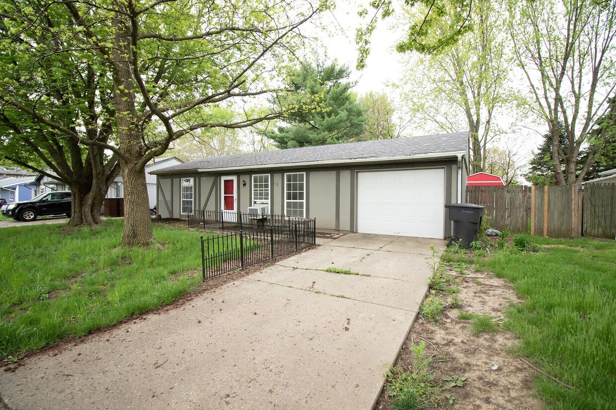 Primary Photo - CUTE 2 BEDROOM HOME WITH FENCED BACKYARD