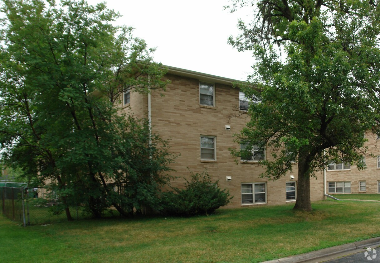 8208 31st St W, Saint Louis Park, MN 55426 Apartments in Saint Louis