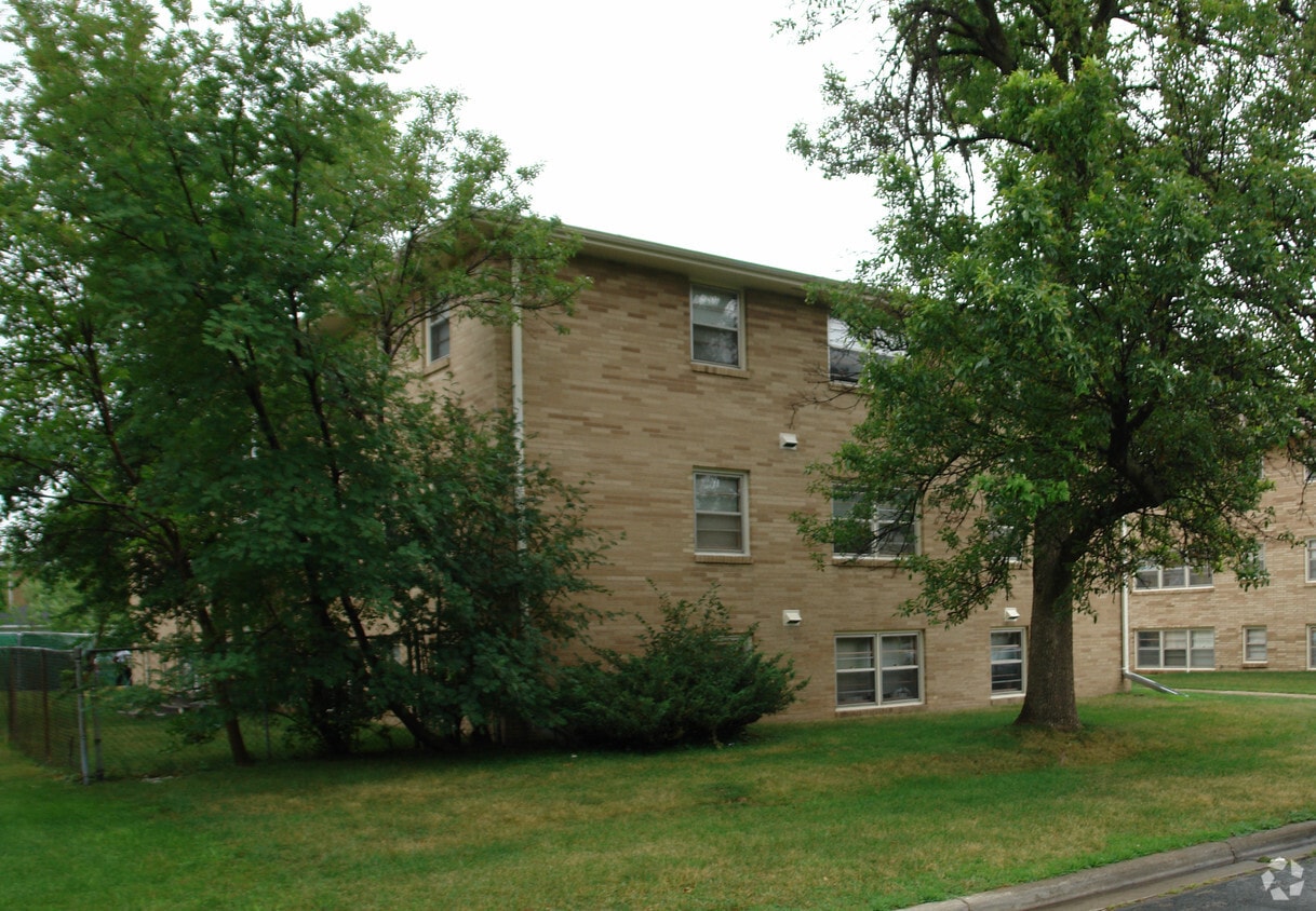 Building Photo - Aquila Apartments