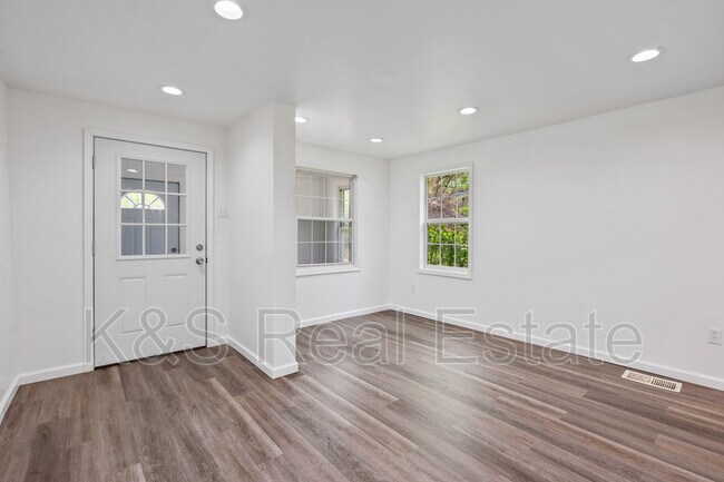 Building Photo - 525 Park Ave
