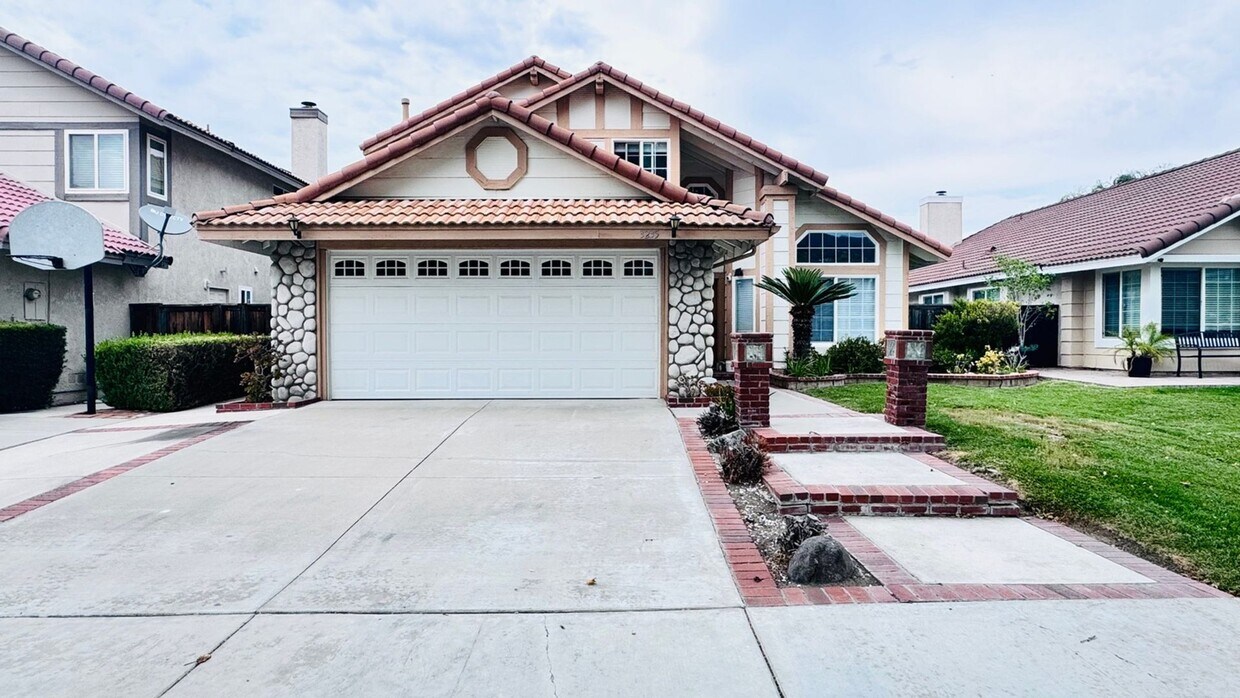 Foto principal - Bright. Modern. Walkable. – 4BR/3BA Home N...