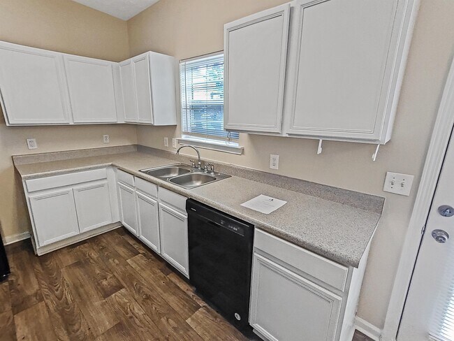 Building Photo - 4081 Robin Cir