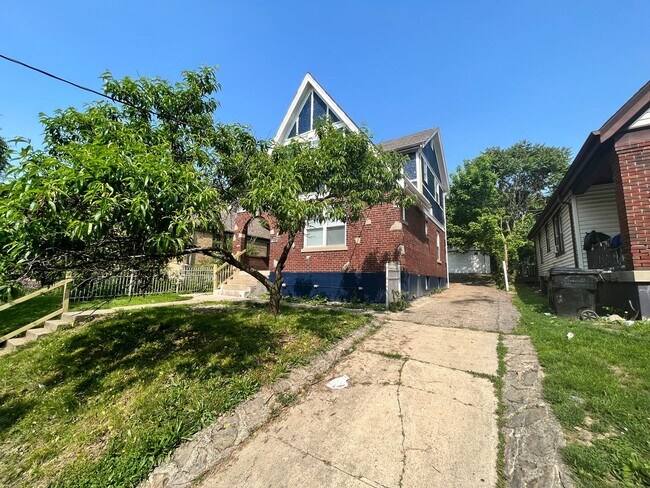 Building Photo - 1032 Woodlawn Ave. | 3 BR, 1 Bath