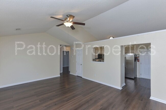 Building Photo - 295 Legend Oaks Dr