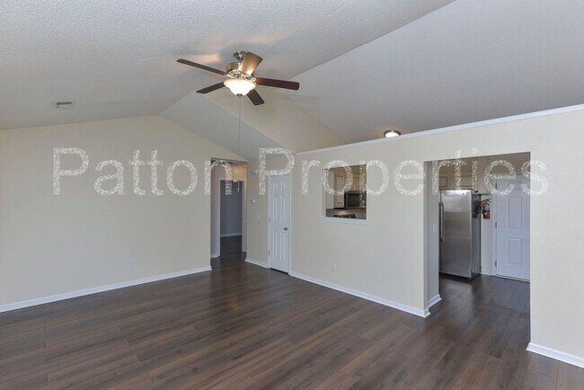 Foto del edificio - 295 Legend Oaks Dr