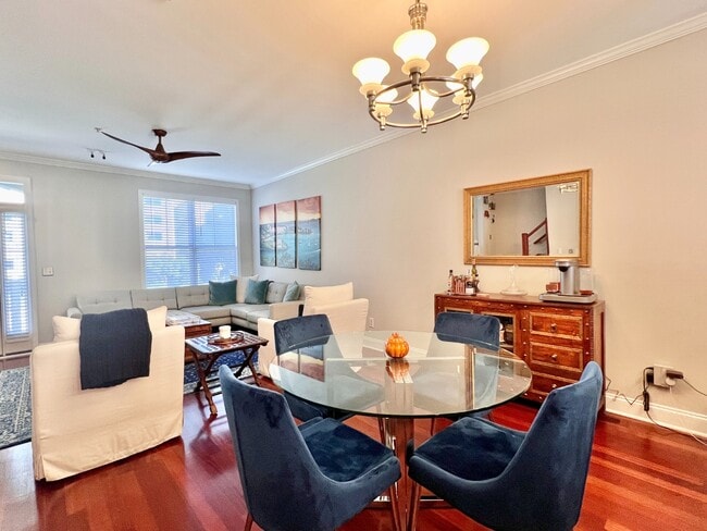 Foto del edificio - UPTOWN TOWNHOUSE!