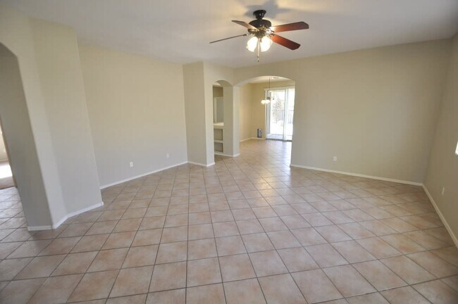 Foto del edificio - 5790 W Golden Ln
