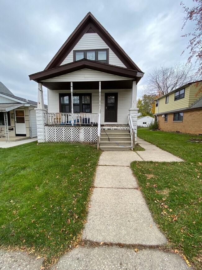 3770 E Holmes Ave Unit upper, Cudahy, WI 53110 Room for Rent in Cudahy, WI