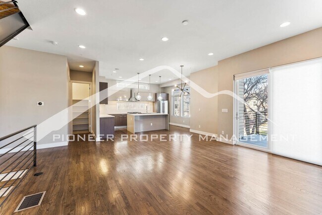 Foto del edificio - Fantastic Townhome with A Roof Top Patio, Attached Garage, and Central AC!