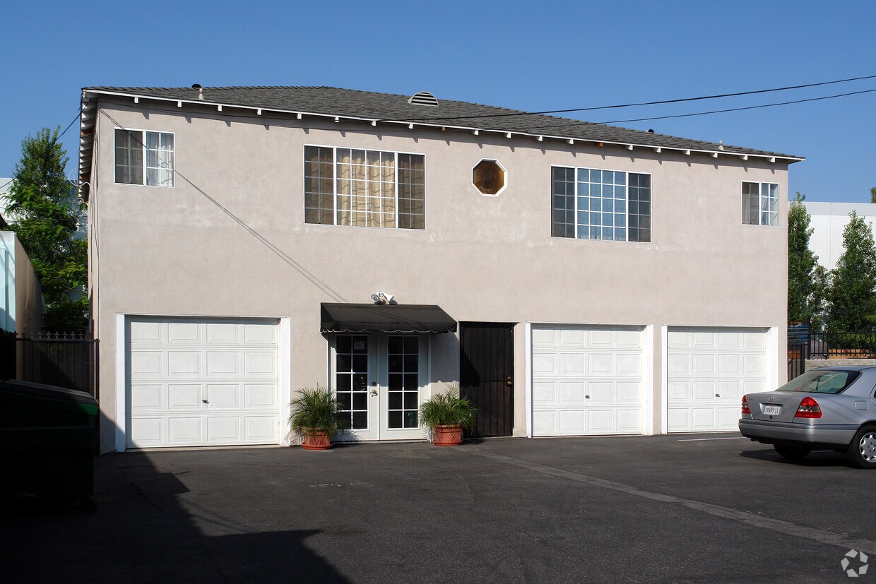 Building Photo - 523 N La Brea Ave