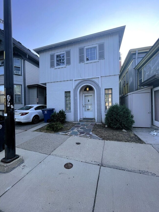 Foto del edificio - One Block to the Diag! Charming Home with Private Courtyard + Parking