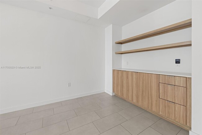 Foto del edificio - 2150 N Bayshore Dr