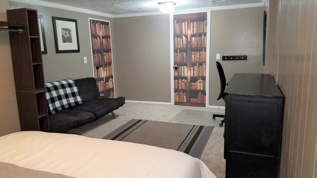 Building Photo - 655 E Riviera Cir