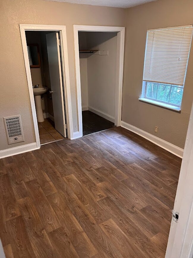 Building Photo - Home minutes away from the interstate and ...
