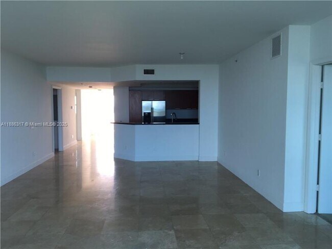 Foto del edificio - 14951 Royal Oaks Ln