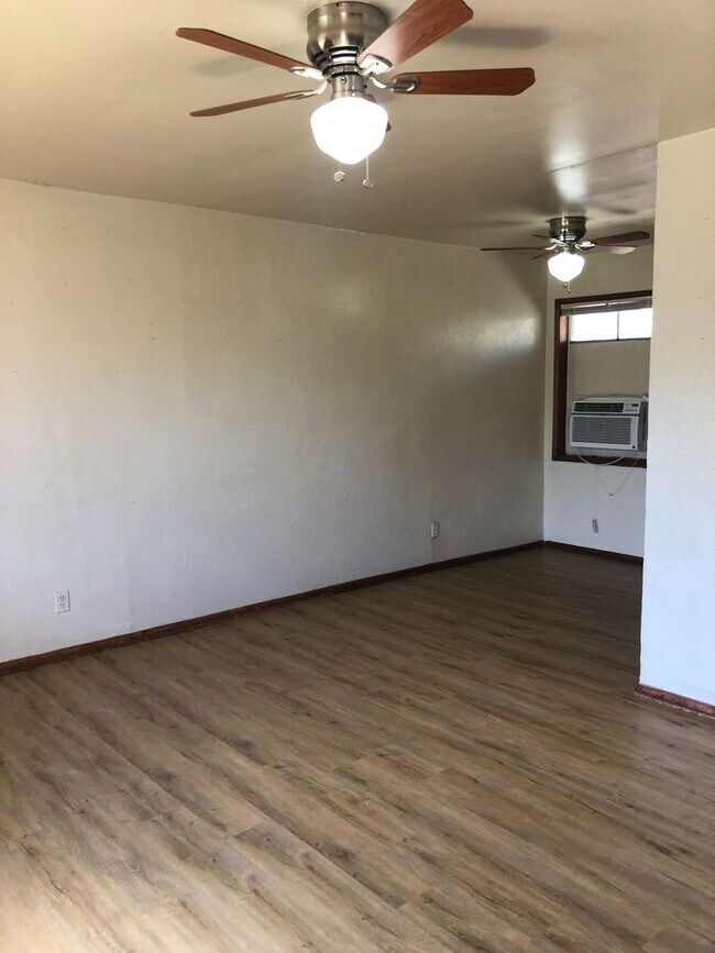 Building Photo - Paramount Duplex 2 Bedroom, 1 Full Bathroo...