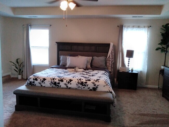 Main bedroom (King size shown) - 630 Oakville Trl