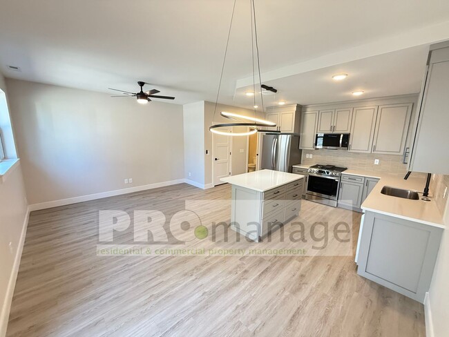 Building Photo - Beautiful 3 Bed / 2.5 Bath Townhome in Car...